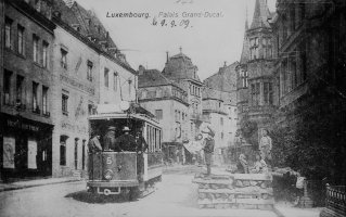 Image d'un tramway électrique devant le Palais Grand-Ducal en 1909