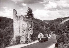 Image d'un tramway en train de monter à côté du "Huelen Zant"