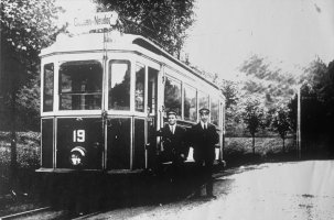 Image de chauffeurs de tramway à côté du tramway numéro 19