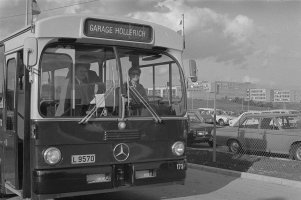 Image de 1975 montrant un bus Mercedes en direction du Garage à Hollerich