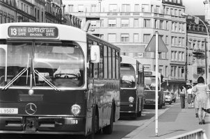 Image d'une caravanne d'autobus dans le centre ville