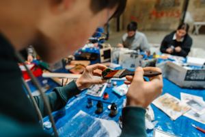 Image des participants en train de travailler sur leurs projets