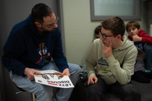 Image de jeunes en train de discuter lors du forum Lëtz Discuss