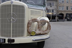 Image d'un Bretzel accroché à un vieux bus