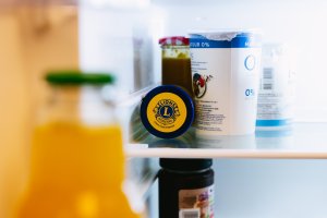 Image de la Lions Emergency Box à l'intérieur d'un réfrigérateur