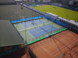 vue plongeante sur le hall de tennis et les terrains de tennis synthétiques et en terre battue du Stade Josy Barthel