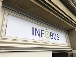 Enseigne de l'Infobus à la place d'Armes