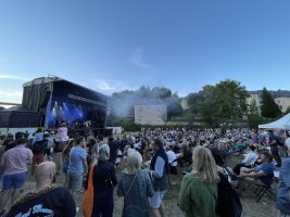 Spectateurs devant la scène pendant un concert du Blues'n Jazz Rallye 2022.