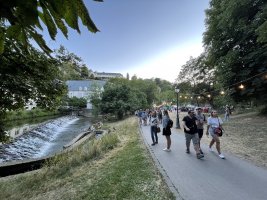 Des gens se promenant au crépuscule.