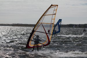 enfant faisant du kite-surf en mer