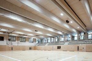 Vue depuis le terrain du centre sportif sur les gradins