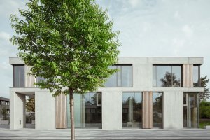 Vue depuis nouvelle place centrale sur façade école