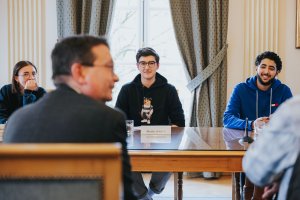 trois enfants parlent à Monsieur Maurice Bauer pendant le forum Lëtz Discuss