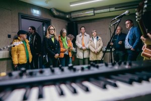 personnes responsables en écoutant un concert dans une salle de répétition