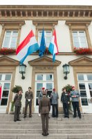 un groupe de soldats en briefing devant l'hôtel de ville de Luxembourg-Ville