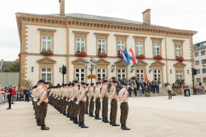 les soldats en formation avec l^hôtel de Ville en arrière-plan