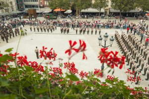 les soldats en formation avec l^hôtel de Ville en arrière-plan