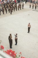 les soldats en formation avec l^hôtel de Ville en arrière-plan