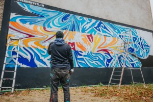 Image de l'artiste en train de travailler sur son oeuvre