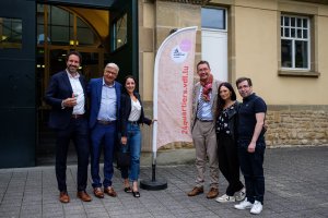 Image des échevins Paul Galles, Laurent Mosar et Maurice Bauer avec des citoyens