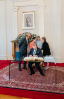 Image du Grand-Duc en train de signer le livre d'or