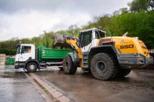 Image d'un excavateur en train de charger un camion