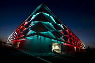 façfaçade éclairée en bleu et en rouge