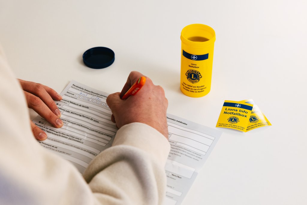 Image d'une personne en train de remplir ses informations sur la fiche de renseignement de la Lions Emergency Box