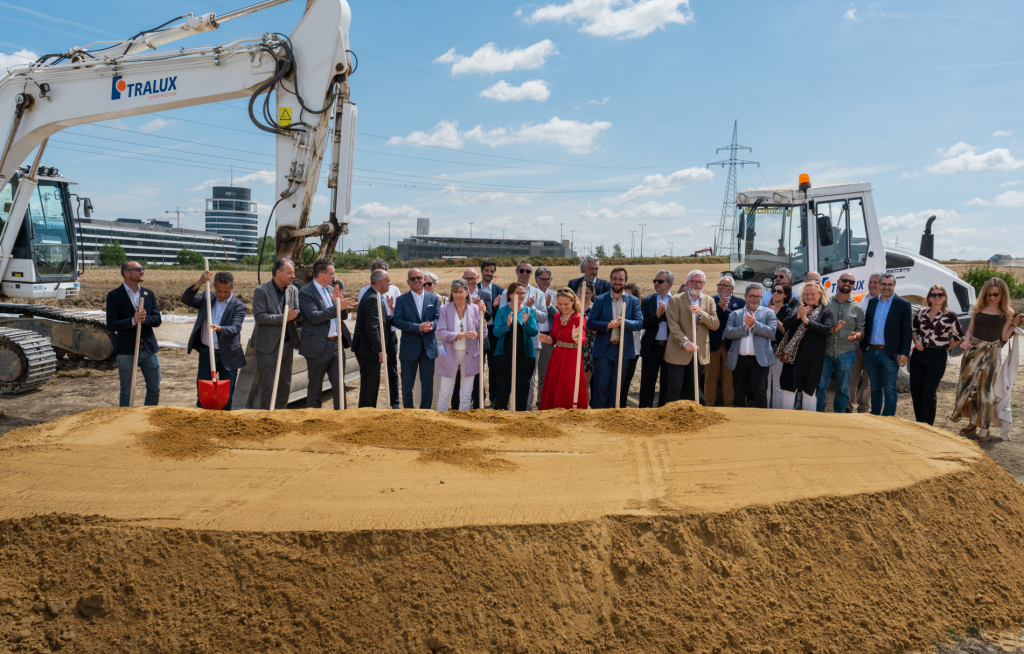 Premier coup de pelle du futur centre de remisage du tramway à la Cloche d’Or