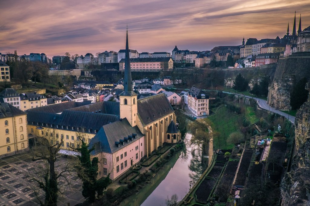quartier du Grund, vue sur l'Abbaye de Neumünster et le jardin du Klouschtergaart