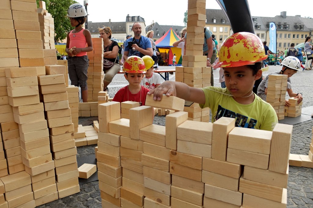 enfants jouant sur la place Guillaume II lors de la fête de jeux pour enfants Kanner in the City