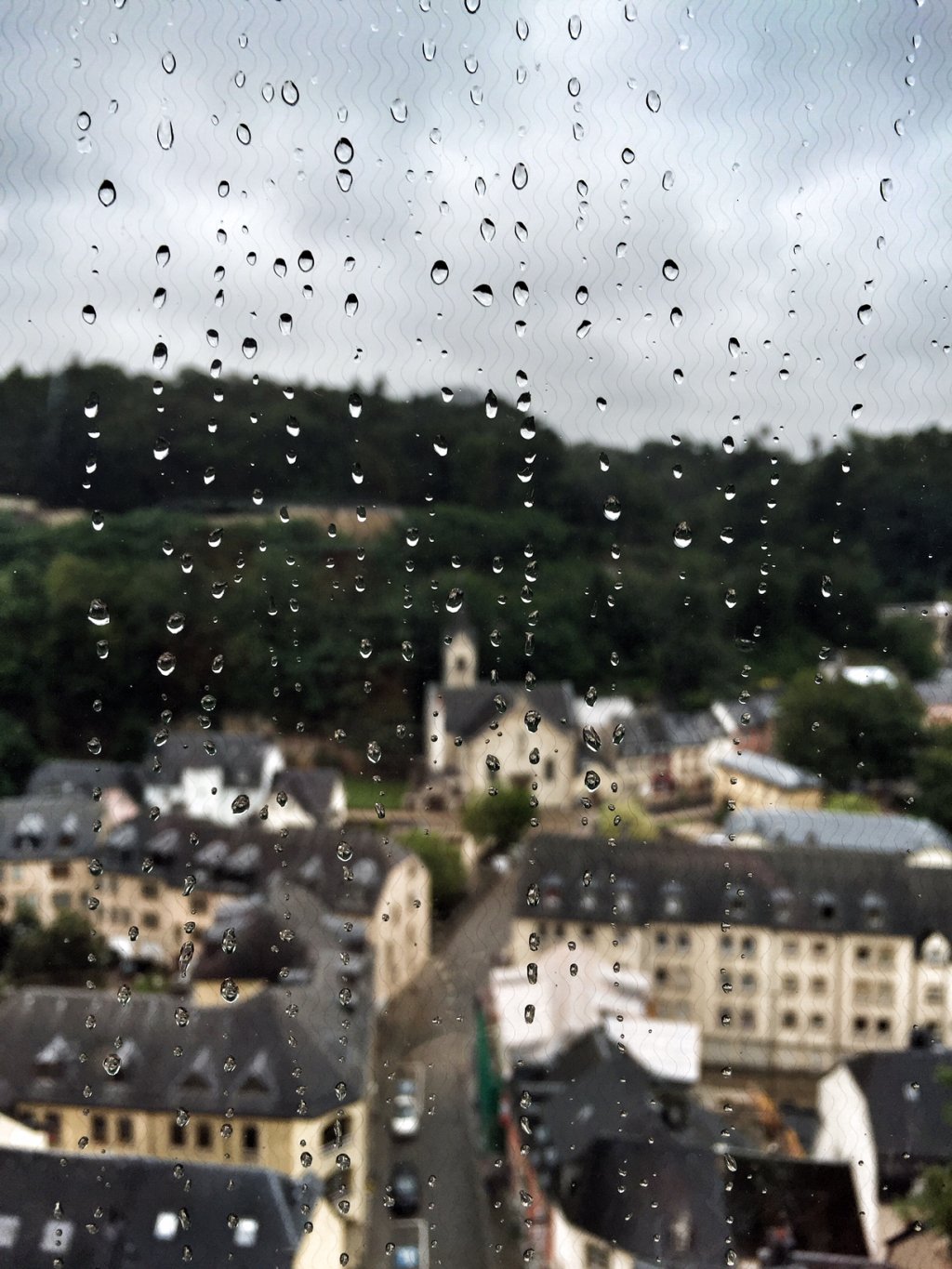 gouttes de pluie sur la fenêtre de l'ascenseur reliant la Ville-haute au Pfaffenthal