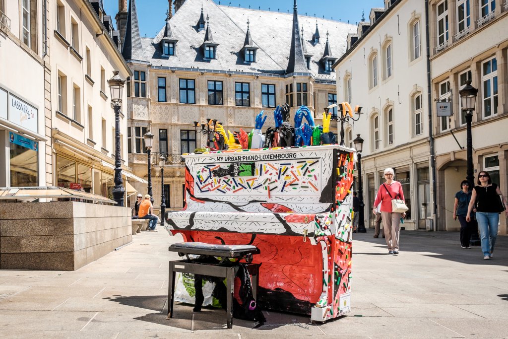 piano décoré devant le Palais Grand-Ducal