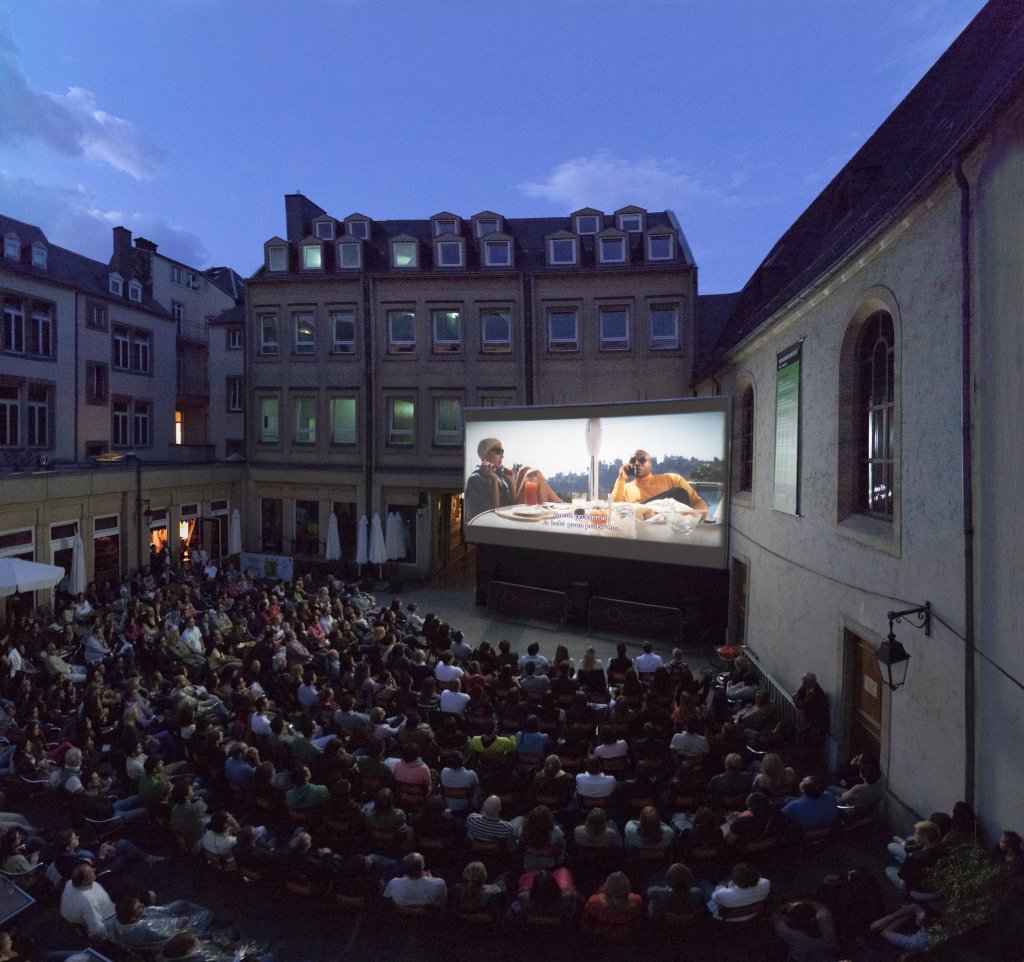 Cinéma en plein air dans la cour du Théâtre des Capucins