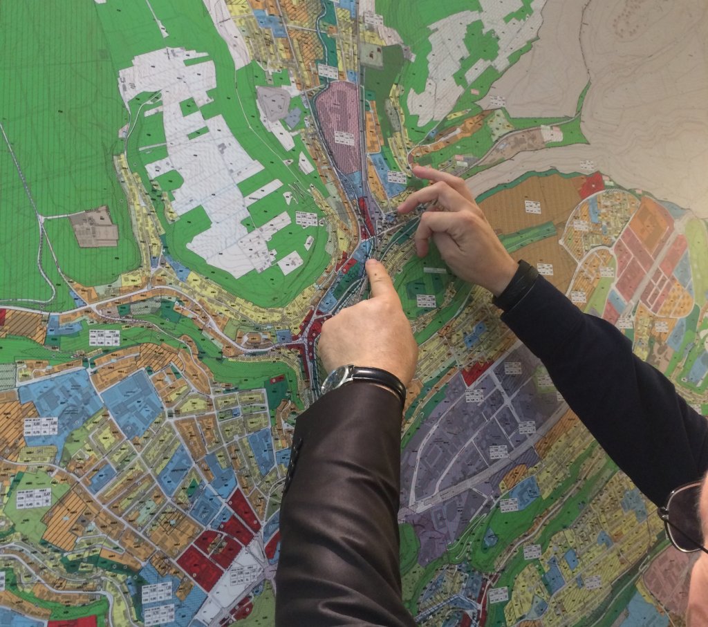deux mains pointant sur un plan