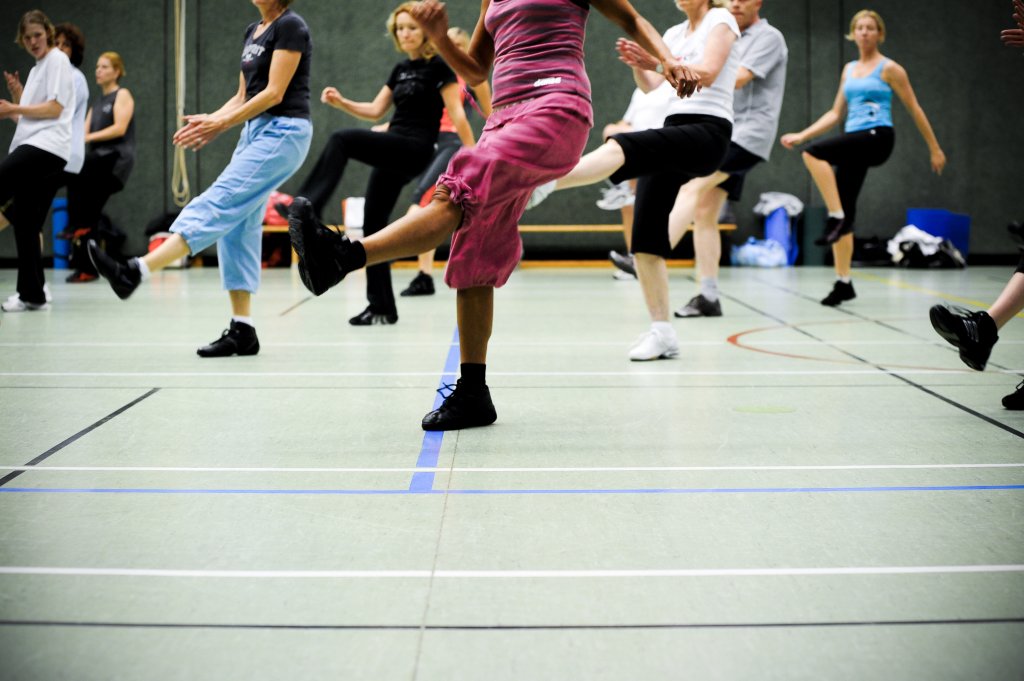 cours de gym dans un hall sportif