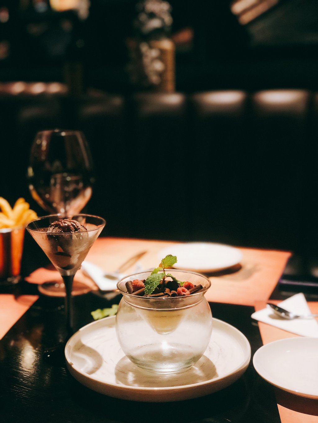 Illustration d'un dîner dans le noir