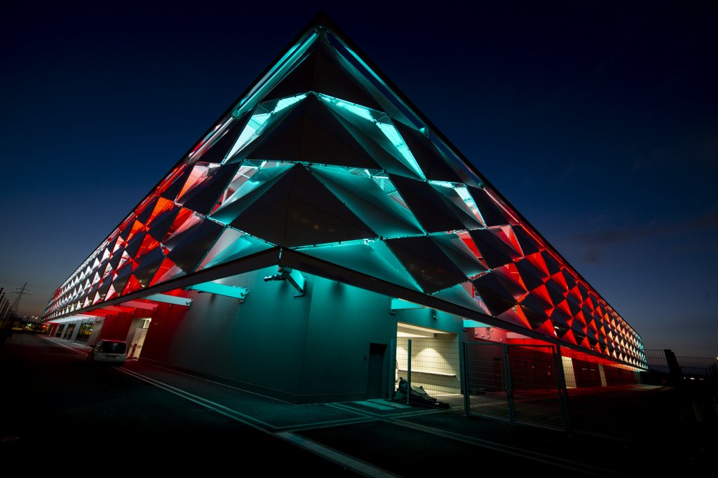 façfaçade éclairée en bleu et en rouge