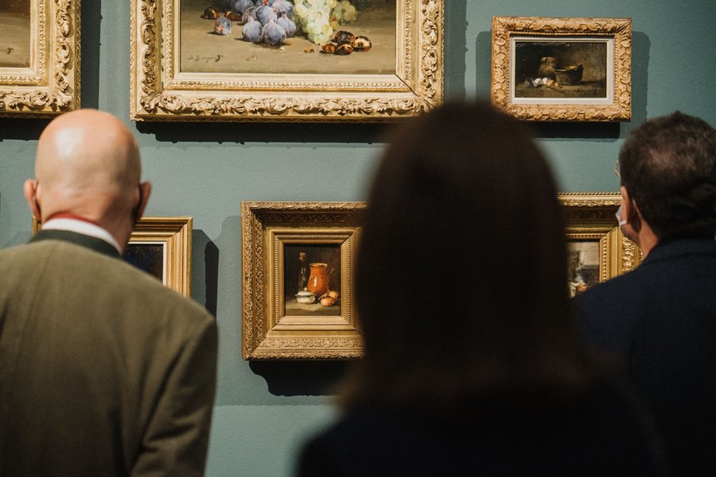 visiteurs regardant une collection à la villa vauban