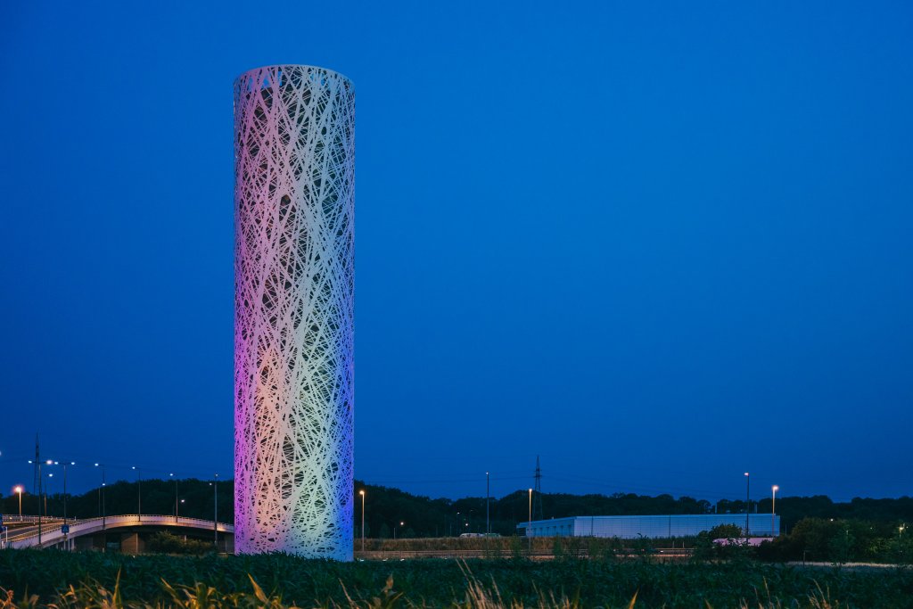 Chateau d'eau dans les couleurs LGBTIQ