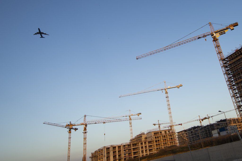 chantier et un avion qui passe