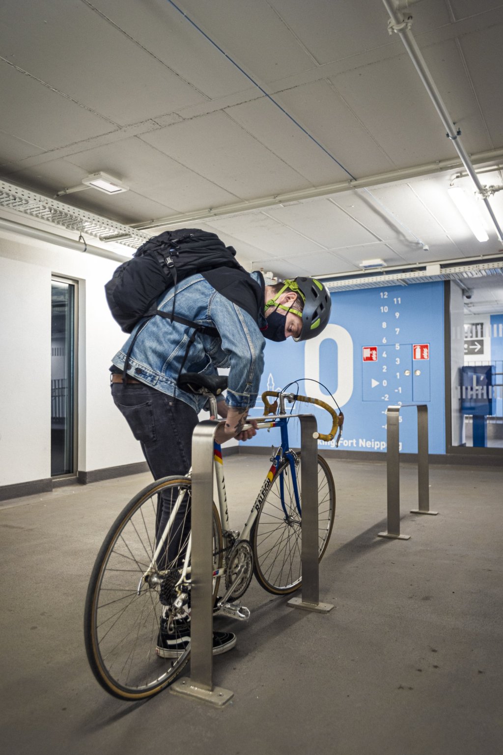 Un homme déverrouille le cadenas de son vélo