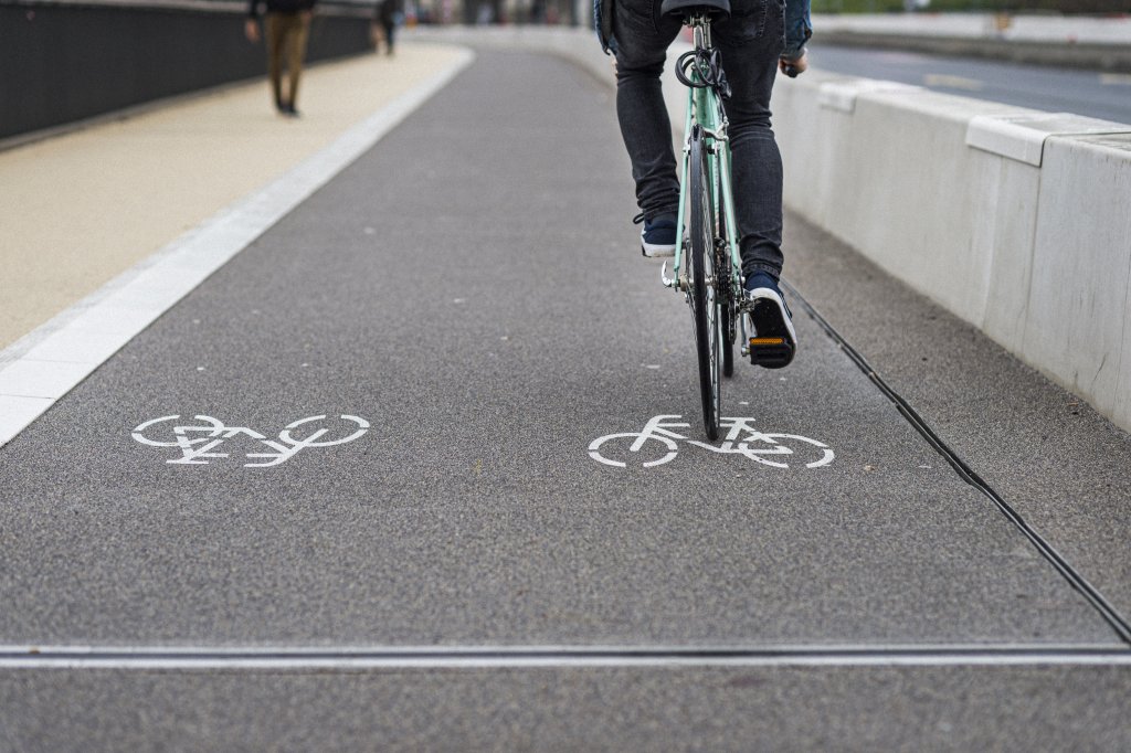 un cycliste sur une piste vélo
