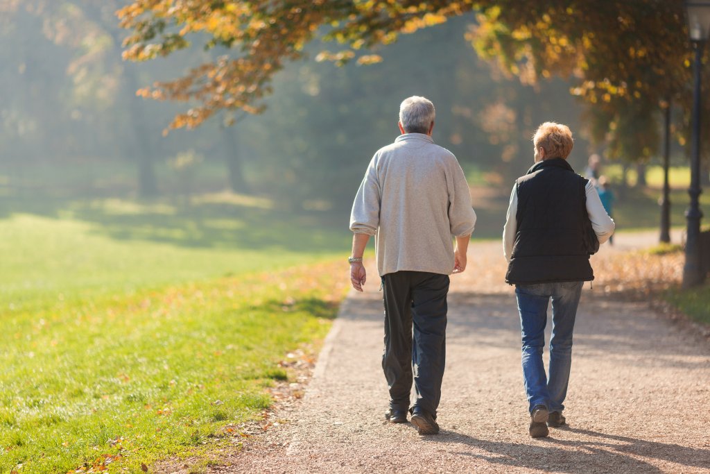 personnes âgés qui se promennent