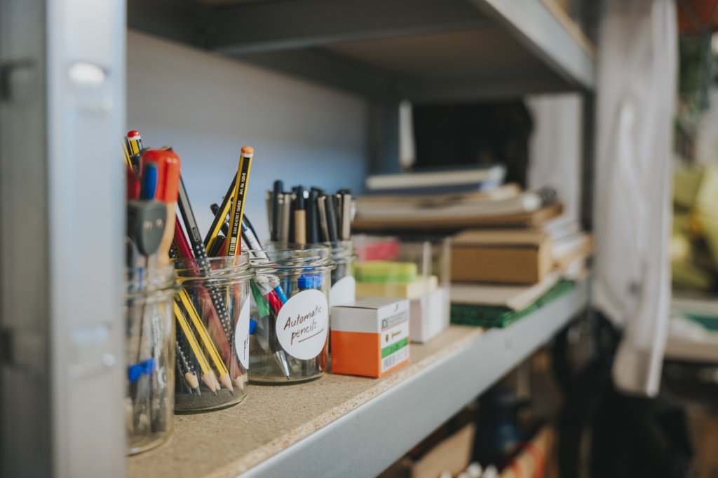vue sur une étagère au design hub