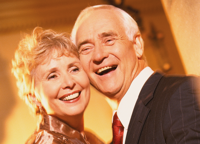 Image de deux seniors sur un bal.