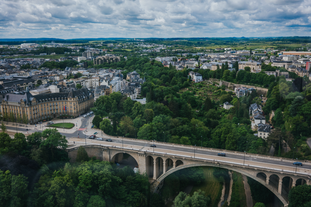 Image pris du City Skyliner avec vue sur le pont Adolphe