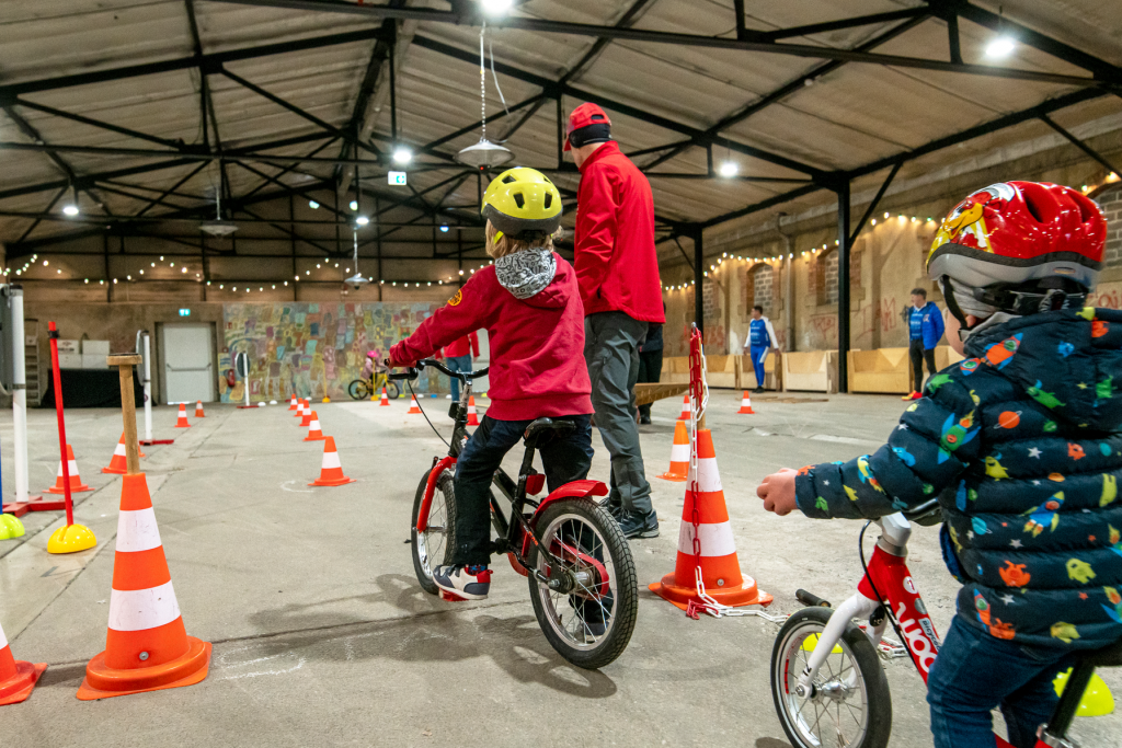 Image de deux enfants sur leur vélos en train d'entamer un parcours à l'intérieur du Schluechthaus