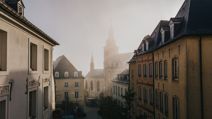 Photo prise avec une drone dans les rues de la Ville Haute