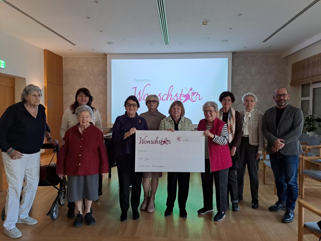 Image du groupe lors de la remise de don